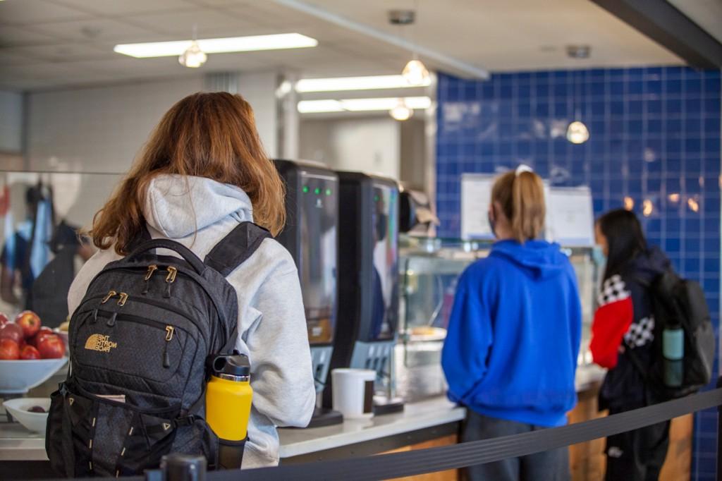 学生们在下议院的一个食品柜台排队付款